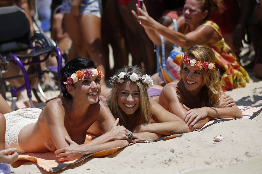 Chiedono la modifica della legge di difesa della morale che vieta, appunto, di stare in spiaggia a seno nudo